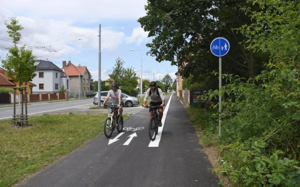 Stezka pro pěší a cyklisty u kasáren na Slovanech má nový asfaltový povrch