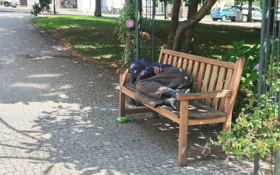 VIDEO: Od načančaného nádraží přes prašnou díru až po bezdomovce parku, turisté se musí divit