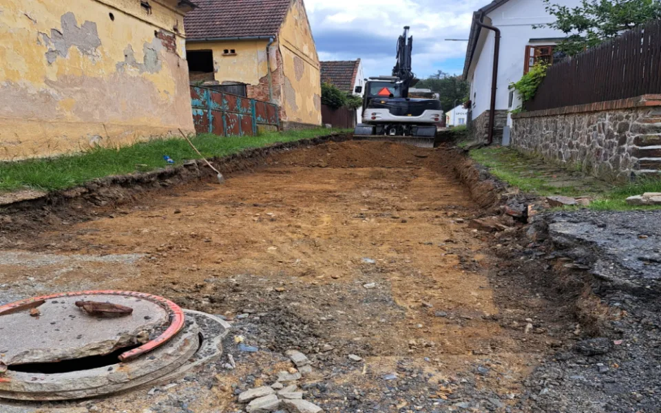 Nový průtah obcí přinese vyšší bezpečnost a zklidnění provozu, kraj ho buduje spolu s Osvračínem