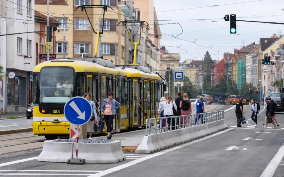 Tramvajové zastávky na Klatovské je bezpečnější, zatím jde ale jen o provizorní řešení