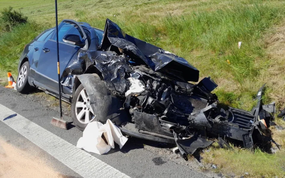 Svědci nehody bleskově zlikvidovali svými hasičáky požár auta, které začalo hořet po drtivém střetu s jiným vozem