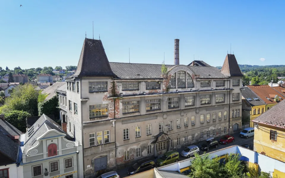 Zchátralý obří areál bývalé Královcovy továrny na tkanice a stuhy koupí město Domažlice