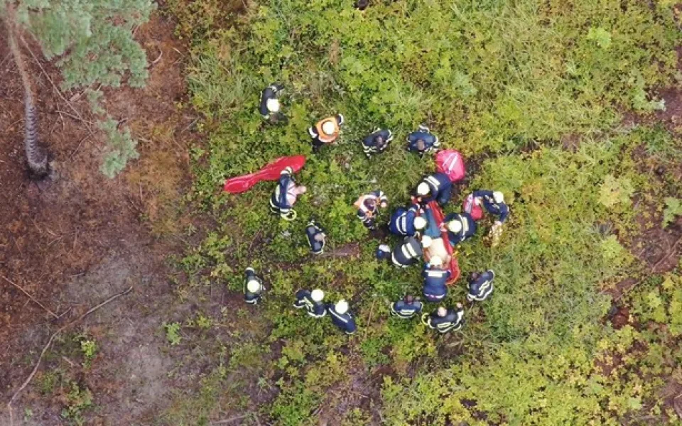 Záchranáři a hasiči už díky informacím z dronu dorazili na místo, kde ležel ztracený senior