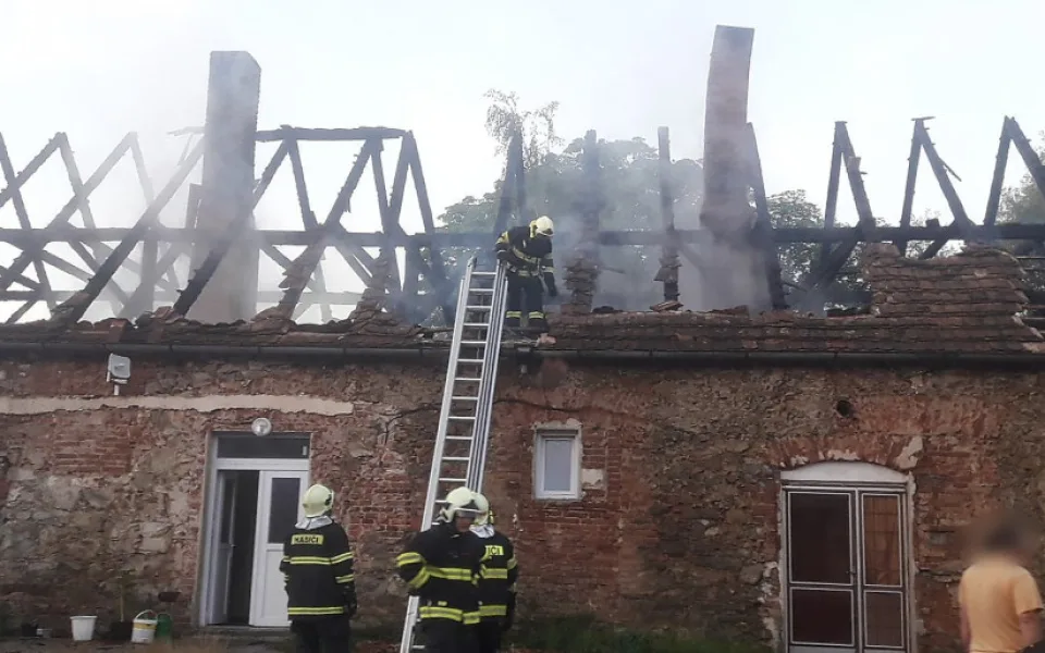 Hasiči bojovali s ohněm i jazykovou bariérou, vyhořel dům obývaný cizinci
