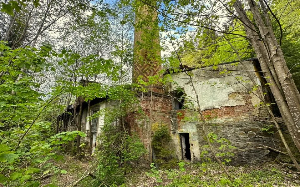 Zažijte nefalšovaný šumavský urbex v komplexu rozpadající se bývalé papírny s pohnutou historií
