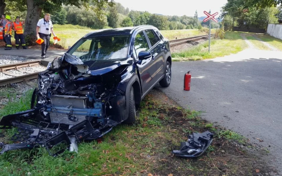 Vlak smetl na železničním přejezdu osobní automobil, který řídila pětašedesátiletá žena