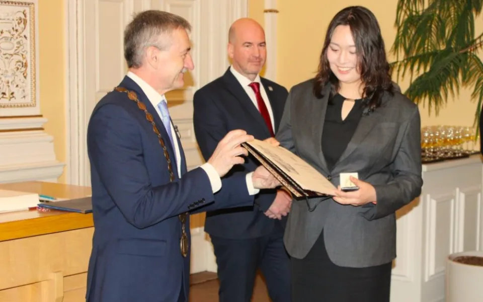Loni převzala Haruka Kitagučiová pamětní medaili města Domažlice, kde nyní žije a byla to velká sláva
