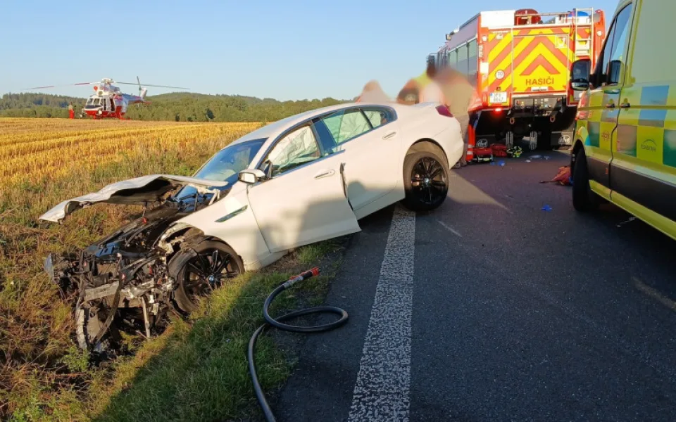 Dva senioři zahynuli při střetu dvou osobáků. Řidič Hyundai nedal přednost BMW, které jelo po hlavní