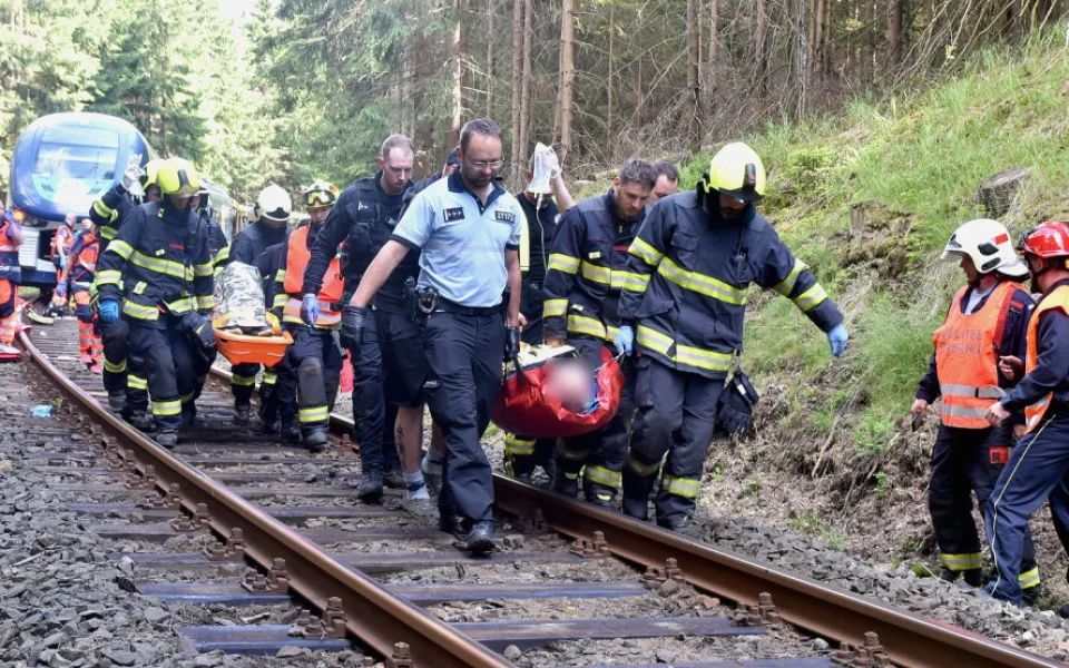 Vrátili mu život i tvář. Strojvedoucí, který přežil srážku vlaků se už čtvrtým rokem léčí v plzeňské nemocnici