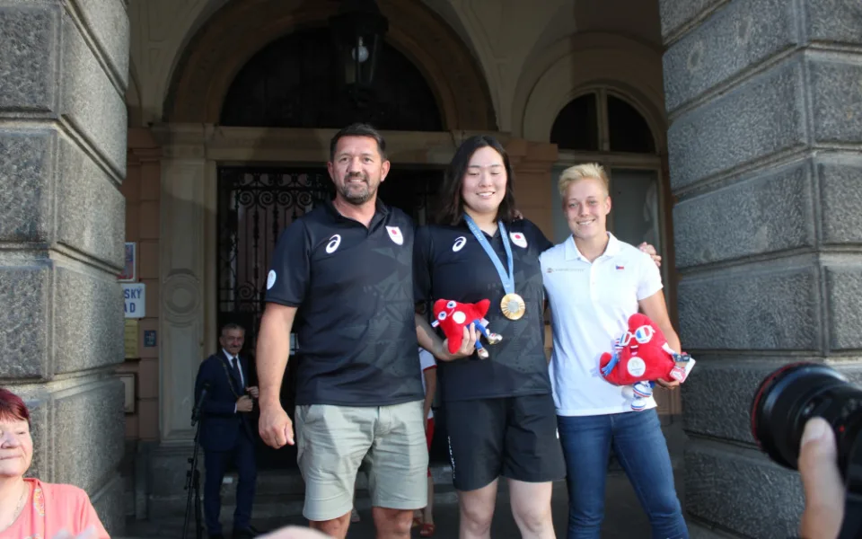 Zlatou olympijskou medaili přivezla obyvatelům Domažlic ukázat japonská oštěpařka Kitagučiová, která ve městě žije a trénuje