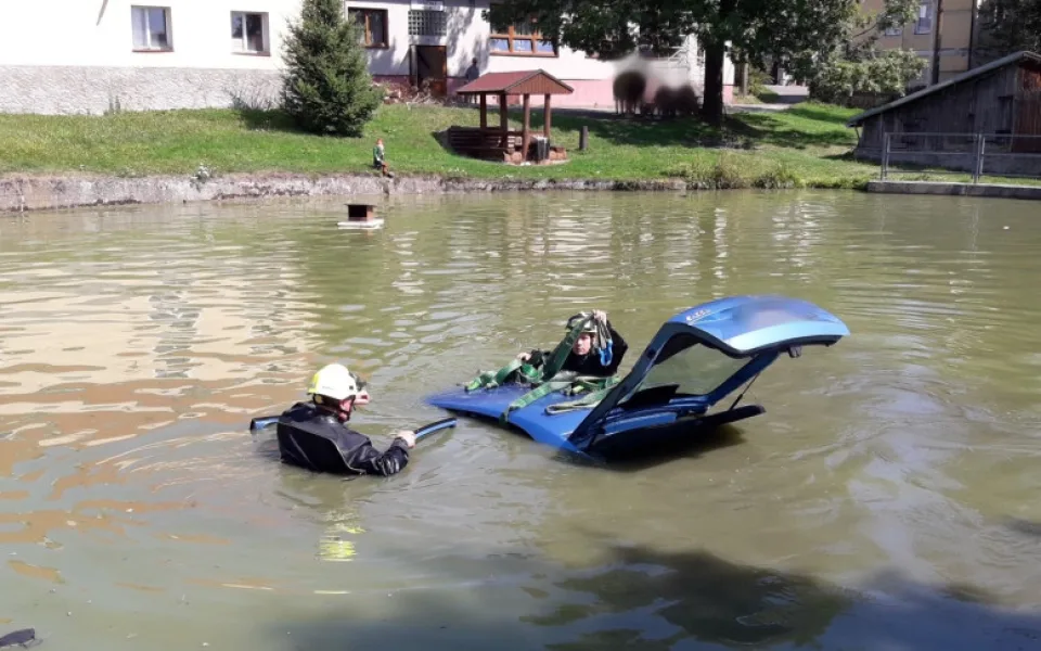 Starší řidič dostal smyk a skončil v požární nádrži, topící se posádce pomohli svědci