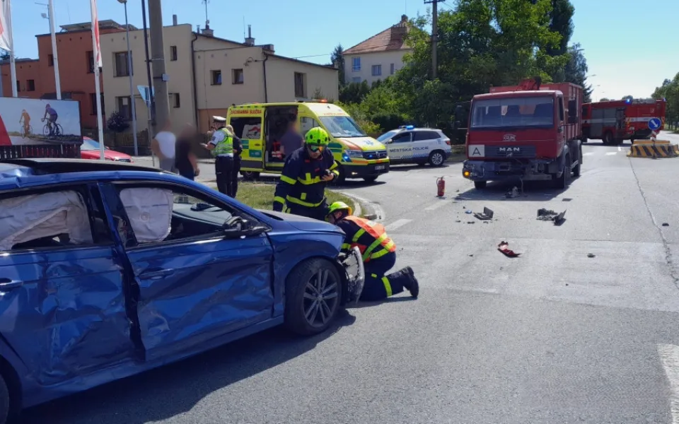 VIDEO: Palubní kamera strážníků zachytila střet osobáku s náklaďákem