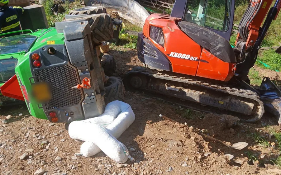 Na muže se při kontrole stavebních prací u domu převrátil stavební stroj a způsobil mu těžké zranění