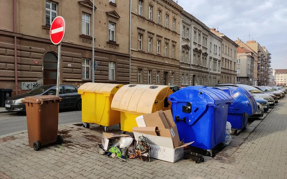 Průzkum: Obyvatele trápí odhozené nápojové obaly, přeplněné kontejnery na třídění i nepořádek kolem nich