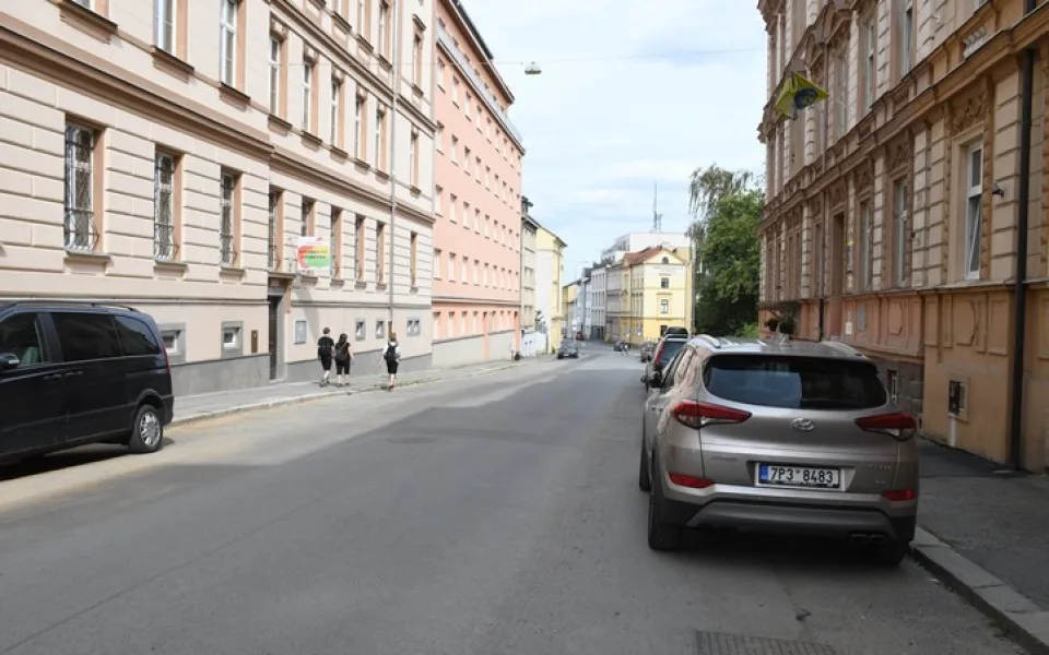 Řidiči v Plzni musí počítat s další objížďkou, dělníci rozkopou Purkyňovu ulici