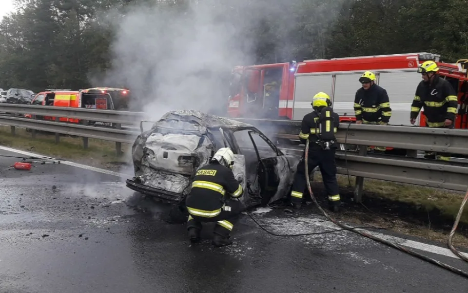 V hořícím osobáku zahynula jedna osoba po střetu s kamionem na dálnici D5. Spolujezdkyně utrpěla těžké popáleniny