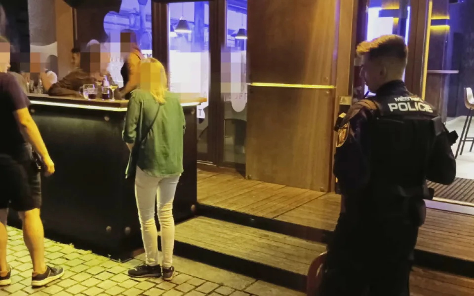Lidé si často stěžují na rušení nočního klidu, sami ale volají policii až druhý den