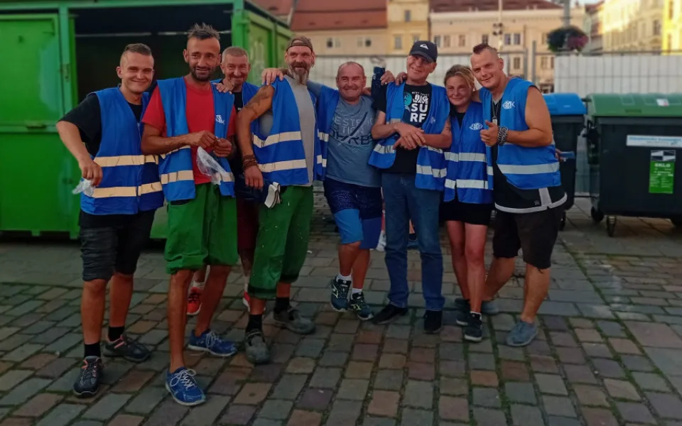 Bezdomovci pomáhají devět dní s úklidem a tříděním odpadu při festivalu v centru města díky novému projektu