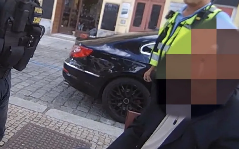 Řidič se bezstarostně projížděl pěší zónou v centru města, situace ale byla mnohem vážnější