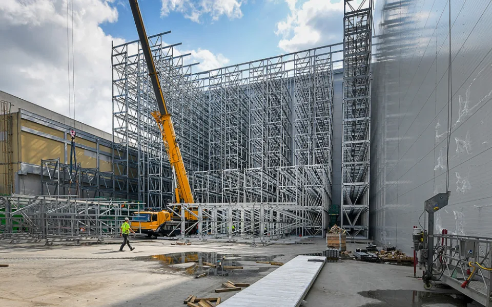 Pivovar buduje druhou část automatizovaného gigantického skladu. Po dokončení pojme 50 milionů piv