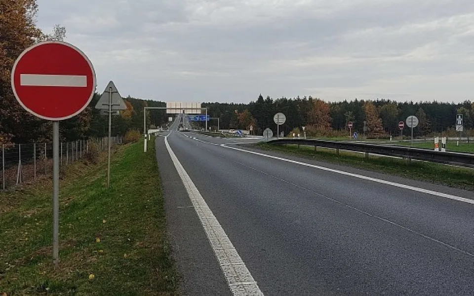 Dva mosty nad dálnicí D5 se budou opravovat až do konce října na silnici I/26 poblíž Sulkova u Plzně