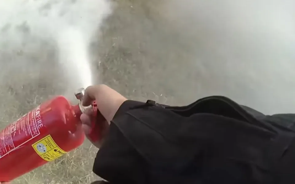 VIDEO: Starší ženě se vymklo pálení plevele u rodinného domu, následný požár hasili policisté