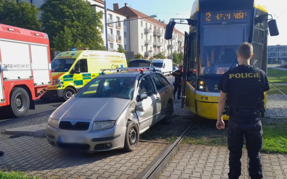 Řidič osobního auta zkřížil cestu tramvaji, tři lidi odvezli do nemocnice