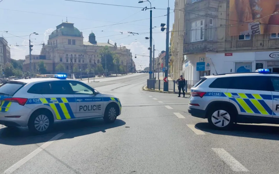 Kvůli podezřelému předmětu u synagogy uzavřeli policisté rušnou Klatovskou třídu