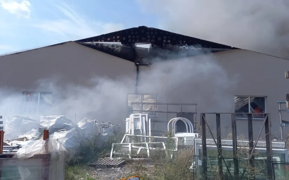VIDEO: Hasiči bojují s požárem v areálu zemědělské společnosti, škody půjdou do milionů