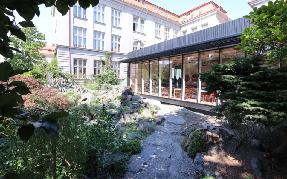 Plzeňské Mikulášské gymnázium má na zahradě novou jídelnu za 30 milionů korun.