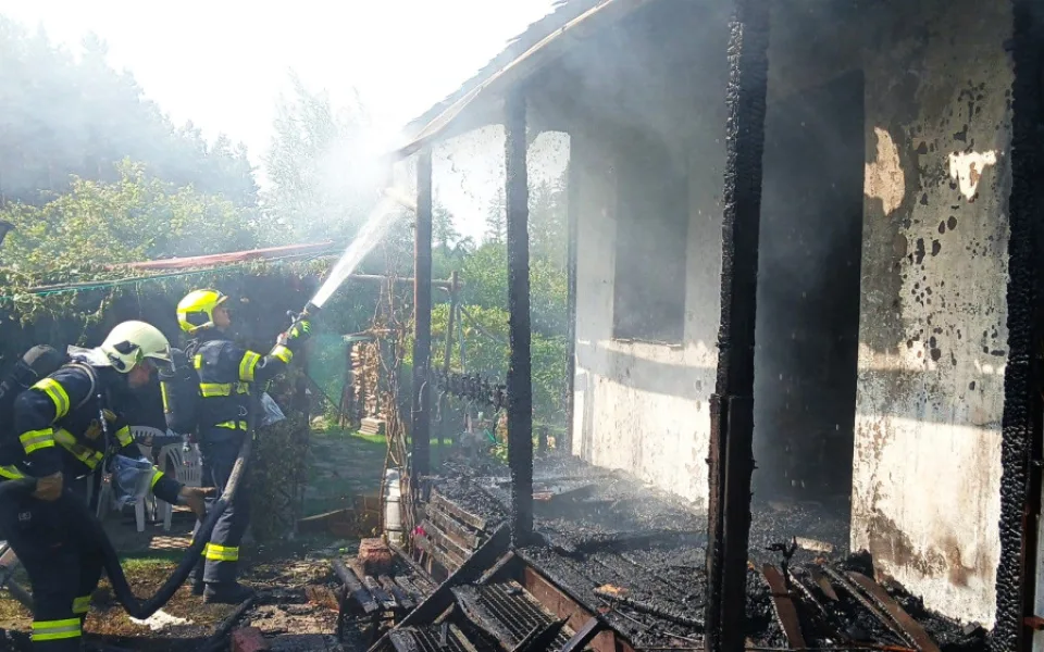 Hasiči likvidovali požár v chatové oblasti. Plameny způsobily škodu za 1,2 milionu korun