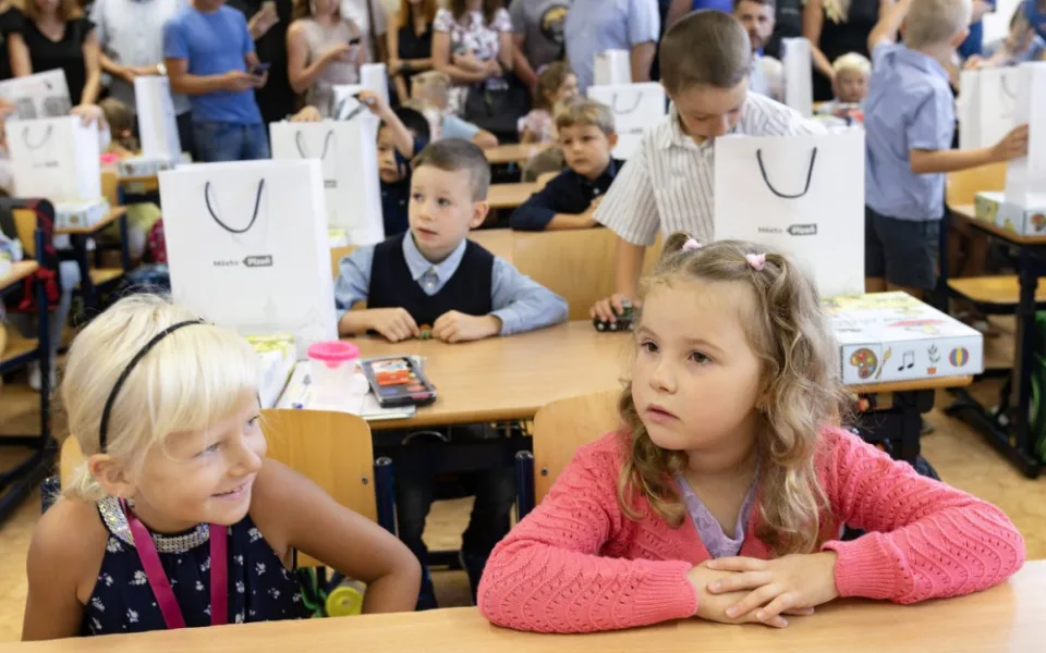 Do škol nastoupilo více prvňáčků než loni, podíl na tom mají silné ročníky i uprchlíci z Ukrajiny