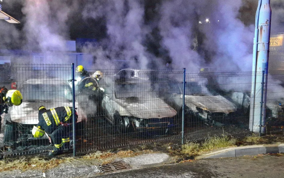Šest luxusních vozů lehlo popelem, útok na autobazar má na svědomí žhář