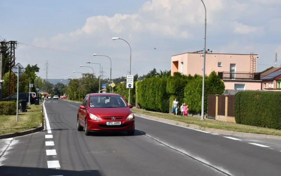 Řidičům už slouží opravený průtah Radčicemi, silnici dříve poškodila stavba nedalekého obchvatu