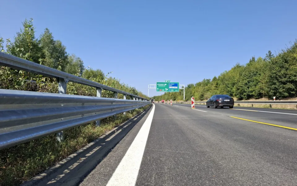 jako poslední práce se v uvedeném úseku dálničního obchvatu Plzně měnila svodidla