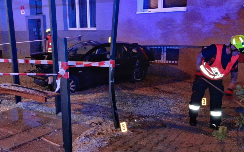 Osobák nejdříve narazil do stromu a pak vletěl do prosklené zastávky MHD, kterou zdemoloval
