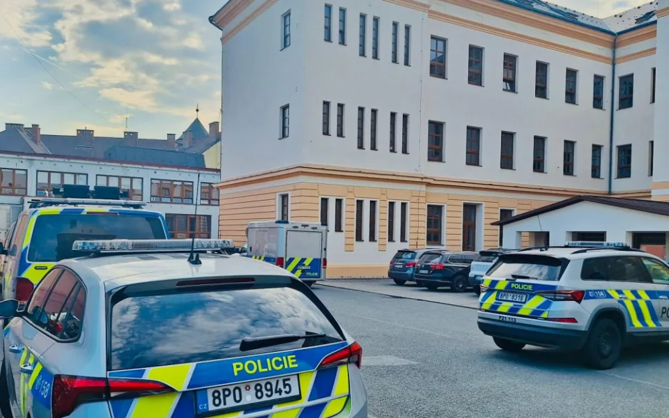 Žákyně, která nožem napadla své dva spolužáky, je podezřelá z pokusu o vraždu. Momentálně je na psychiatrii