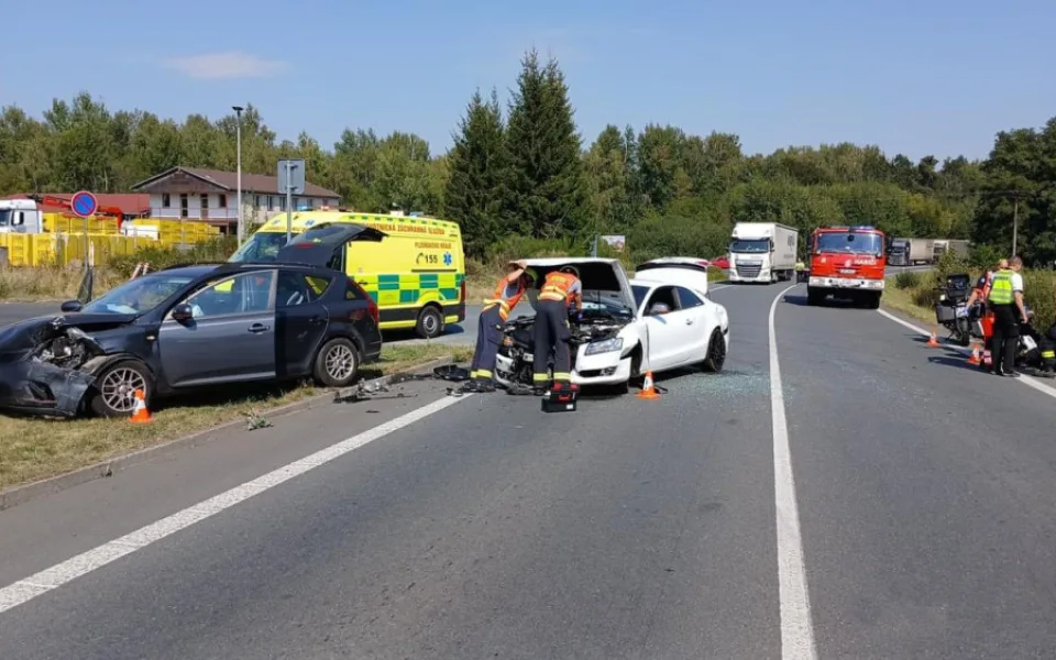 Pět osob utrpělo zranění při střetu dvou osobních automobilů a dvou motocyklů nedaleko od hranice se SRN