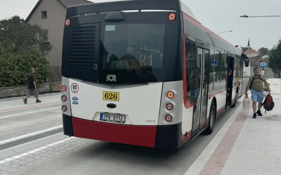 Nové chodníky i osvětlený přechod, další zastávky MHD jsou o něco bezpečnější