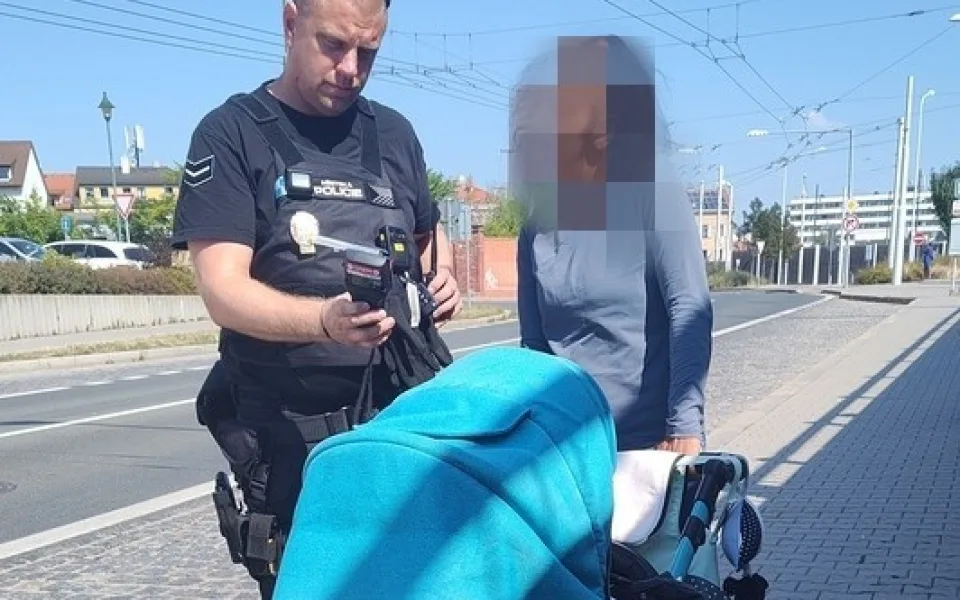 Namol opilá matka se motala u kočárku s dítětem, pak ječela na strážníky
