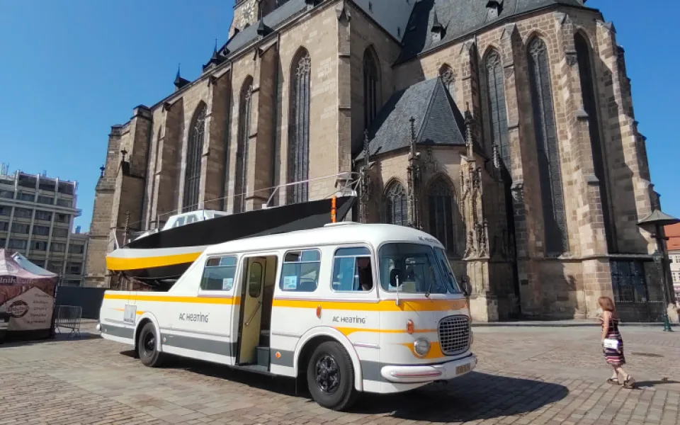 Partička nadšenců dala znovu dohromady speciální autobus RTO, který uveze na střeše plachetnici
