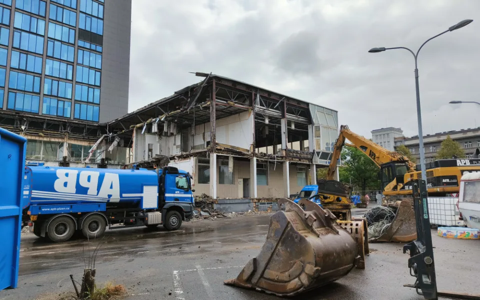 Svého času oblíbená restaurace mizí před očima, nahradí ji multifunkční komplex se zelení