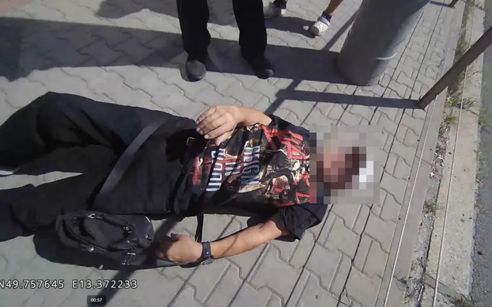 Sedm opilců si vysloužilo odvoz na záchytku, jeden mladík se oháněl pěstmi a skončil v poutech