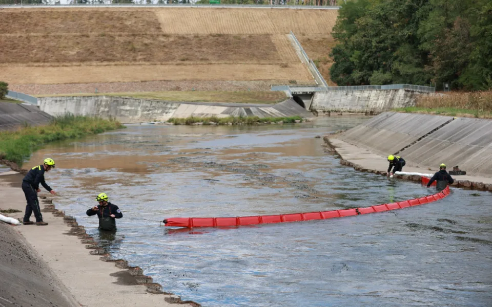 Hasiči s odborníky nacvičovali na Hracholuskách únik ropných látek, přehrada letos slaví 60. výročí