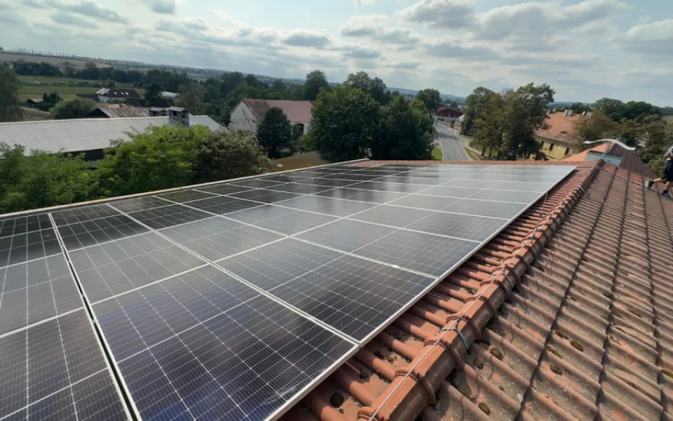 Město instaluje na střechy svých objektů vlastní fotovoltaické elektrárny, Už běží čtyři z plánovaných 13