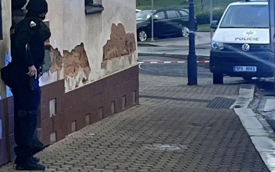 Přestřelka mezi ozbrojeným mužem a policií. Výsledkem je jeden zraněný