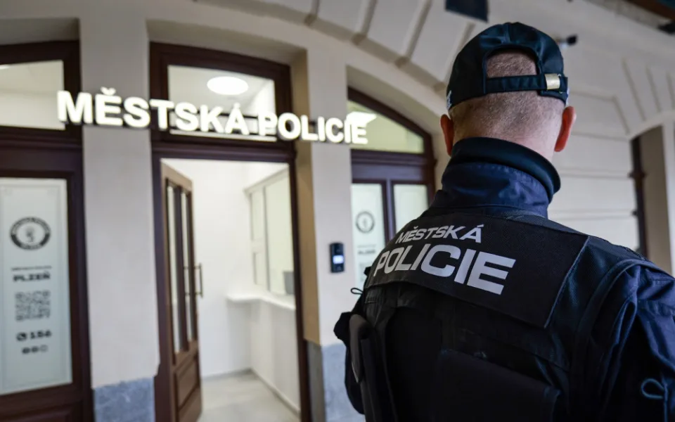 Strážníci mají k dispozici novou služební místnost na hlavním nádraží, město si od toho slibuje vyšší bezpečnost v okolí