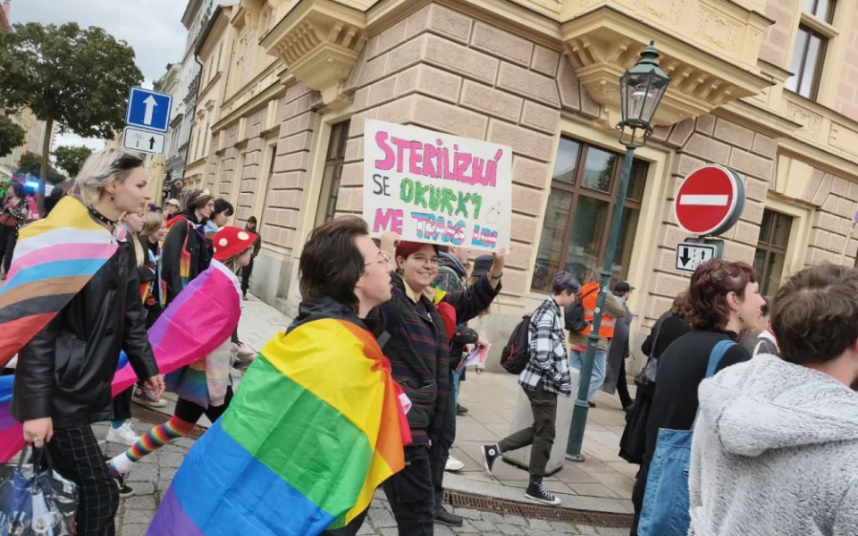 VIDEO: Přeci jen někde vyšla duha. Průvodem hrdosti vyvrcholil letošní několikadenní festival Pilsen Pride