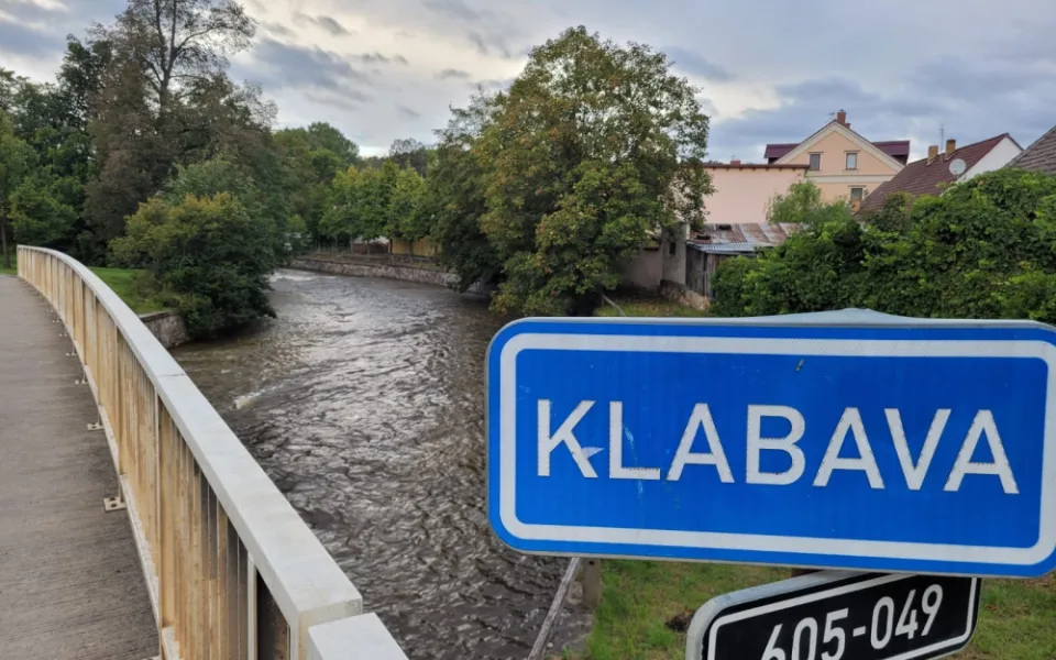 Pro Rokycany není stanoven žádný povodňový stupeň. Predikce pro Klabavu v Hrádku počítá na odpoledne s překročením 1. SPA, ve večerních hodinách i 2. SPA.