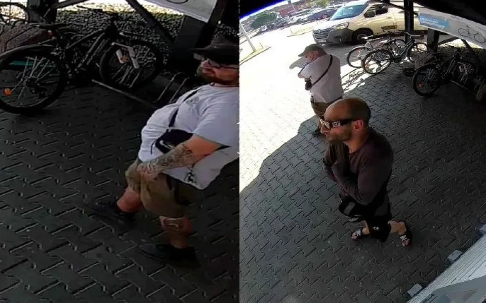 Policie pátrá po dvojici neznámých mužů v souvislosti s vyšetřováním případu. Jeden z nich má výrazné tetování